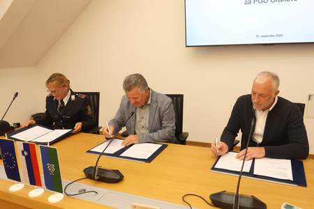 PODPIS POGODBE ZA DOBAVO GASILSKEGA VOZILA PGD GRAHOVO 04 FOTO LJUBO VUKELIČ